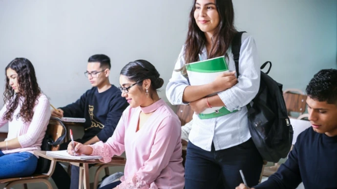 Student in Luik die werkt op een laptop gefinancierd door een studiebeurs